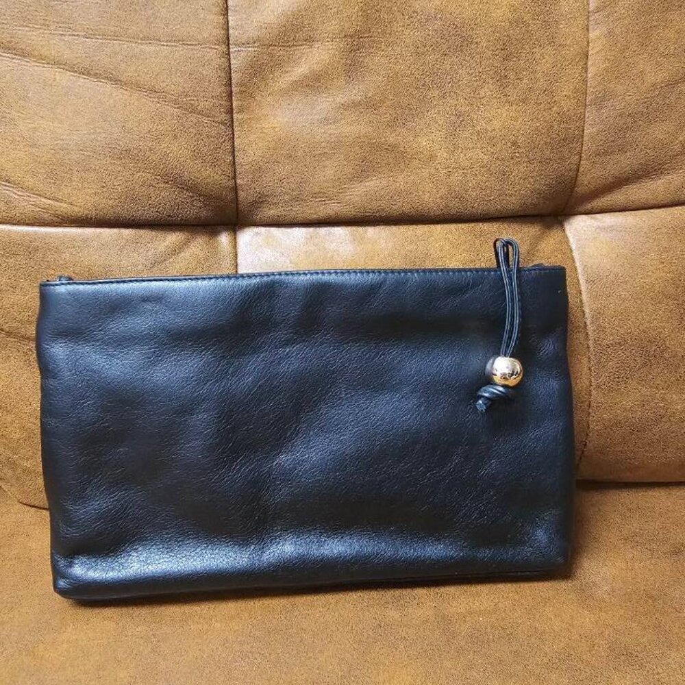 Black purse with pockets and zipper